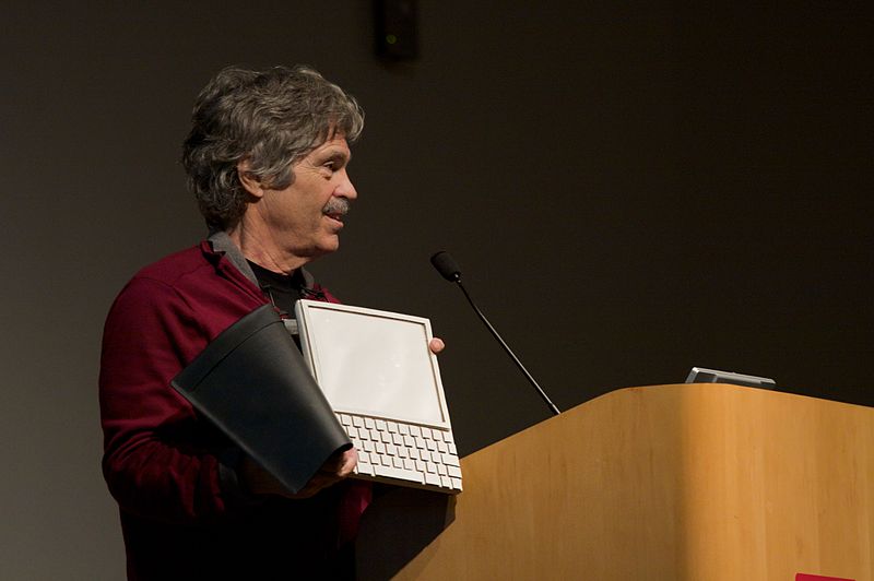 Alan Kay präsentiert 2008 ein Dynabook-Mockup (Foto: Marcin Wichary via Wikimedia und Flickr)