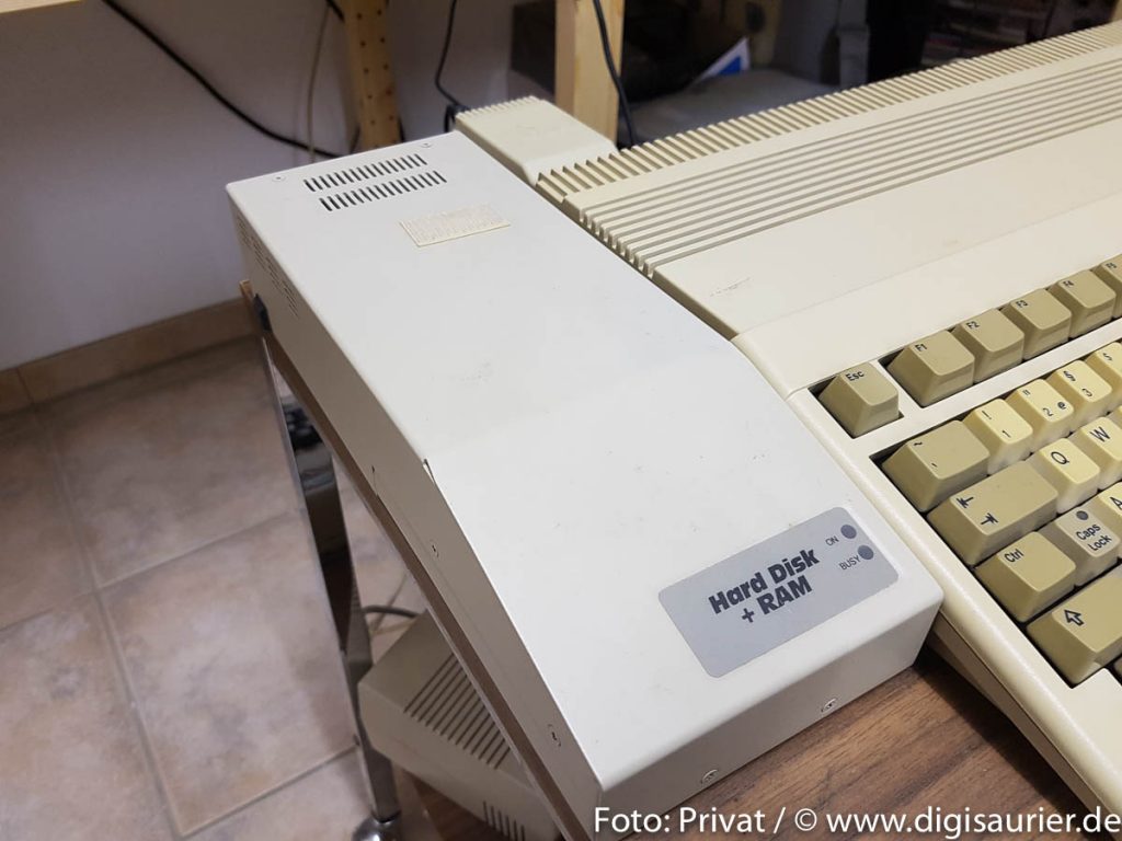 Für viele Heimcomputer-User die erste Festplatte: Die A590 besaß nicht nur gigantische 20 Megabyte Speicherplatz, sie konnte den Amiga sogar um ganze 2 Megabyte RAM erweitern!