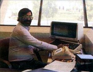 Shiraz Shivji ca. 1986 am Arbeitsplatz bei Atarai