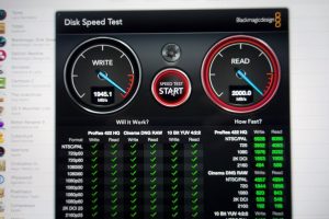 Blackmagic Speedtest auf Macbook Pro - Zeiger am Anschlag