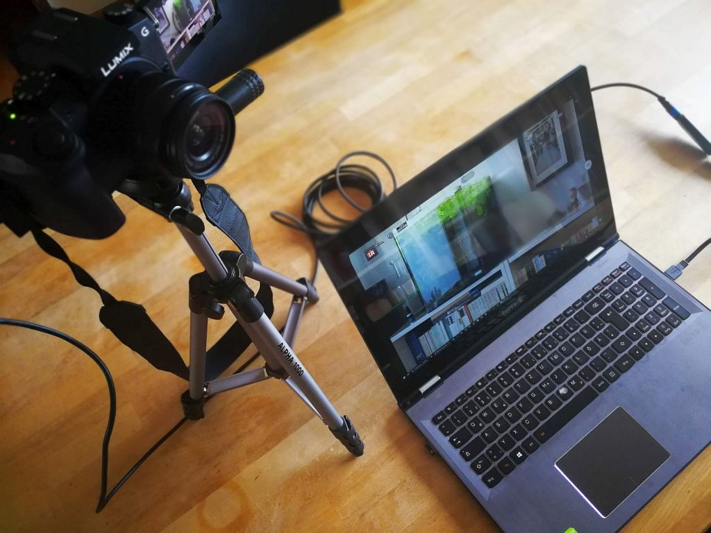 Ein mögliches Streaming-Setup: Systemkamera, Notebook+ Elgato Cam Link