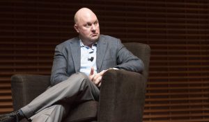 Marc Andreessen bei seiner Hauptbeschäftigung: auf einem Podium sitzen