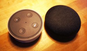 Google Home (rechts) schlägt Amazons Alexa (links)