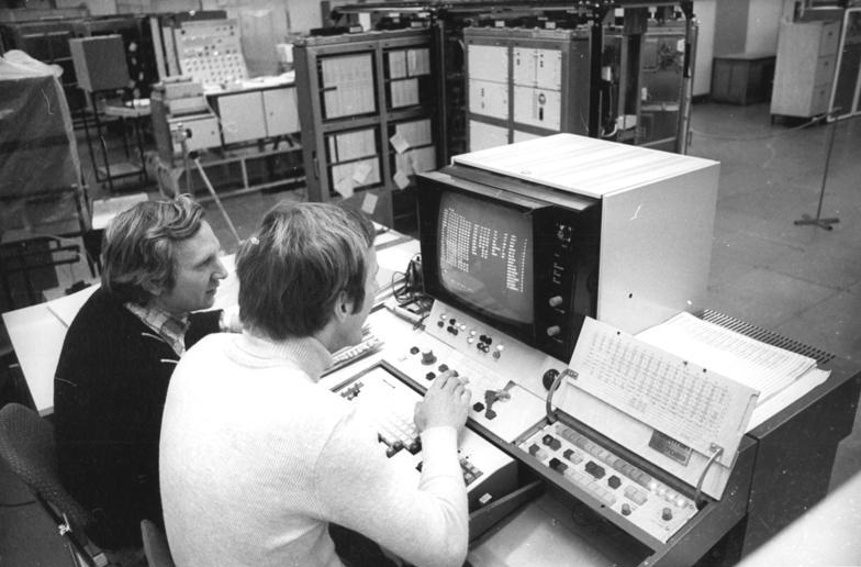 Die pfiffigen Ingenieure vom Kombinat Robotron in den 80ern (Bundesarchiv, Bild 183-W0104-014)