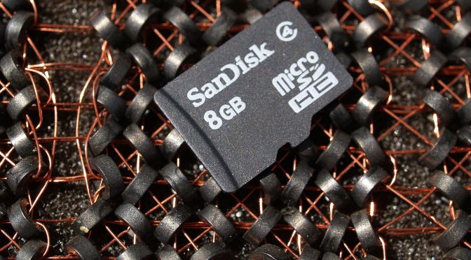 55 Jahre Speichertechnologie: eine 8-GB-MicroSD auf einem 8-Byte-Magnetspeicherkern (Foto: Wikimedia)