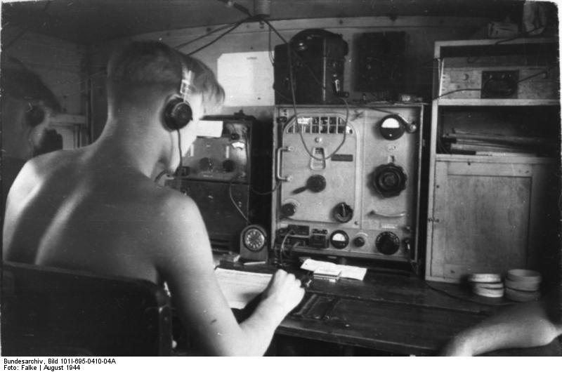 Funker im zweiten Weltkrieg - mit Kopfhörer (Quelle: Bundesarchiv)