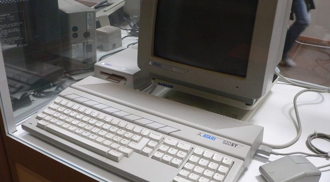 Ein fast professioneller Atari-ST-Arbeitsplatz (Foto: Rama via Wikimedia - siehe Bildnachweis unten)