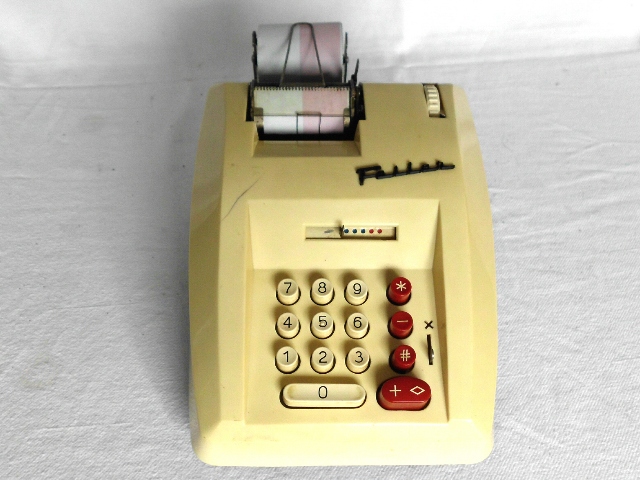 Eine Feiler-Addiermaschine, die in Amerika unter dem Markennamen Commodore verkauft wurde (Foto via stb-betzwieser.de, siehe Bildnachweis unten)