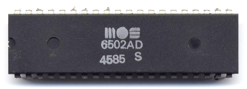 Ein MOS 6502 - der Chip mit dem Commodore die Computerwelt enterte (Foto: via Wikimedia - siehe Bildnachweis unten)