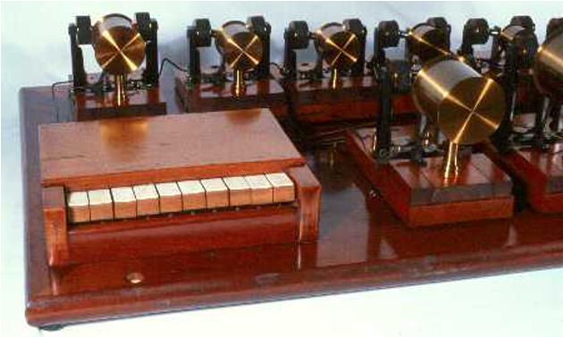 Der legendäre Helmholtz-Synthesizer (Foto via bonedo.de)