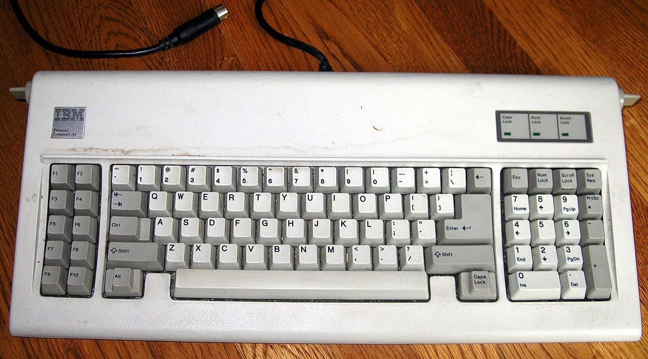 Die höchst beliebte IBM-AT-Tastatur (Foto: via Wikimedia, siehe Bildnachweis unten)