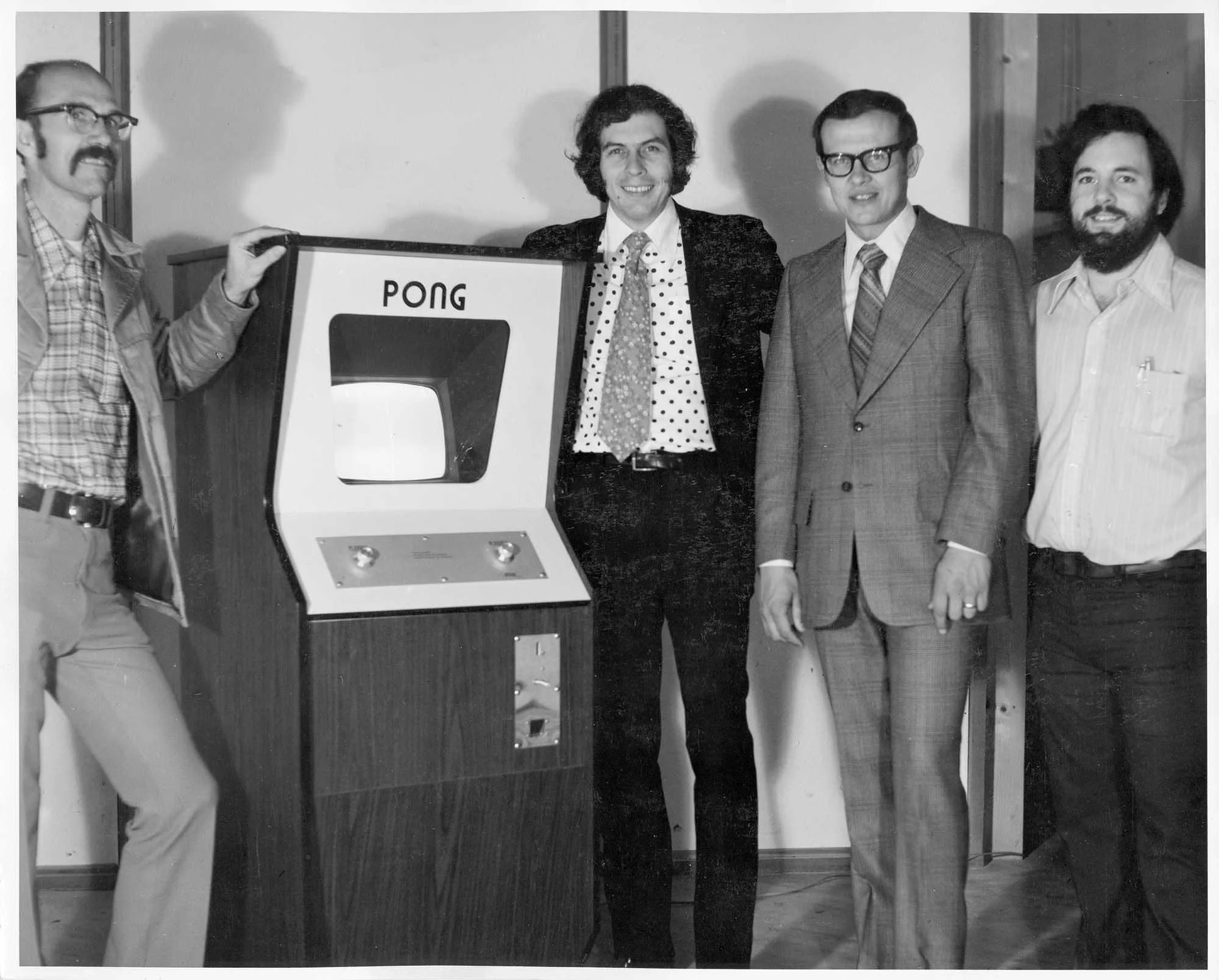 Die Atari-Gründer vor einer der ersten Pong-Maschinen (Foto: via reddit.com)
