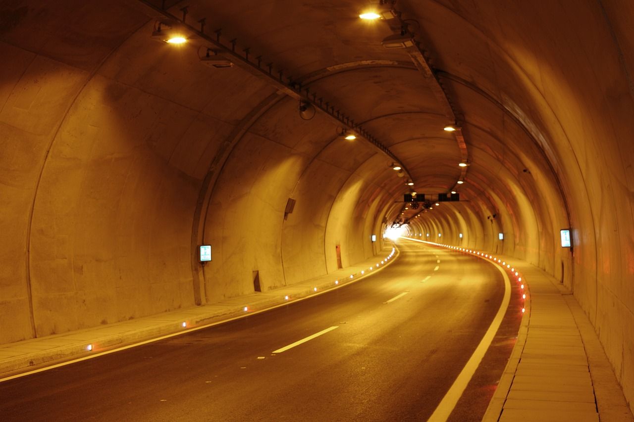 Bei einem VPN fließen die Daten durch einen virtuellen Tunnel (Foto via pixabay)