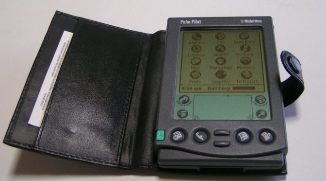 Der Palm Pilot, noch von U.S. Robotics, in edler Lederhülle (Foto: privat)