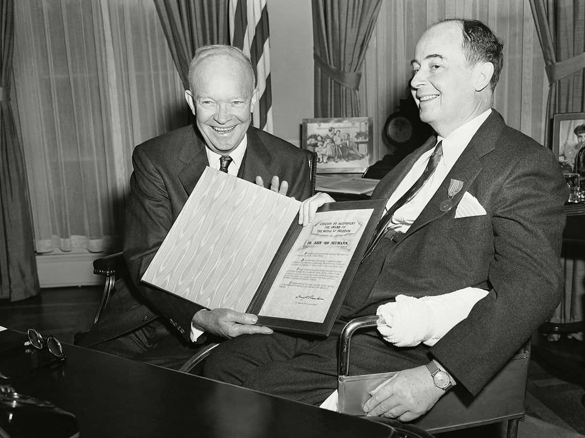 Präsident Eisenhower überreicht von Neumann die Urkunde zum Orden (via Wikipedia, public domain)