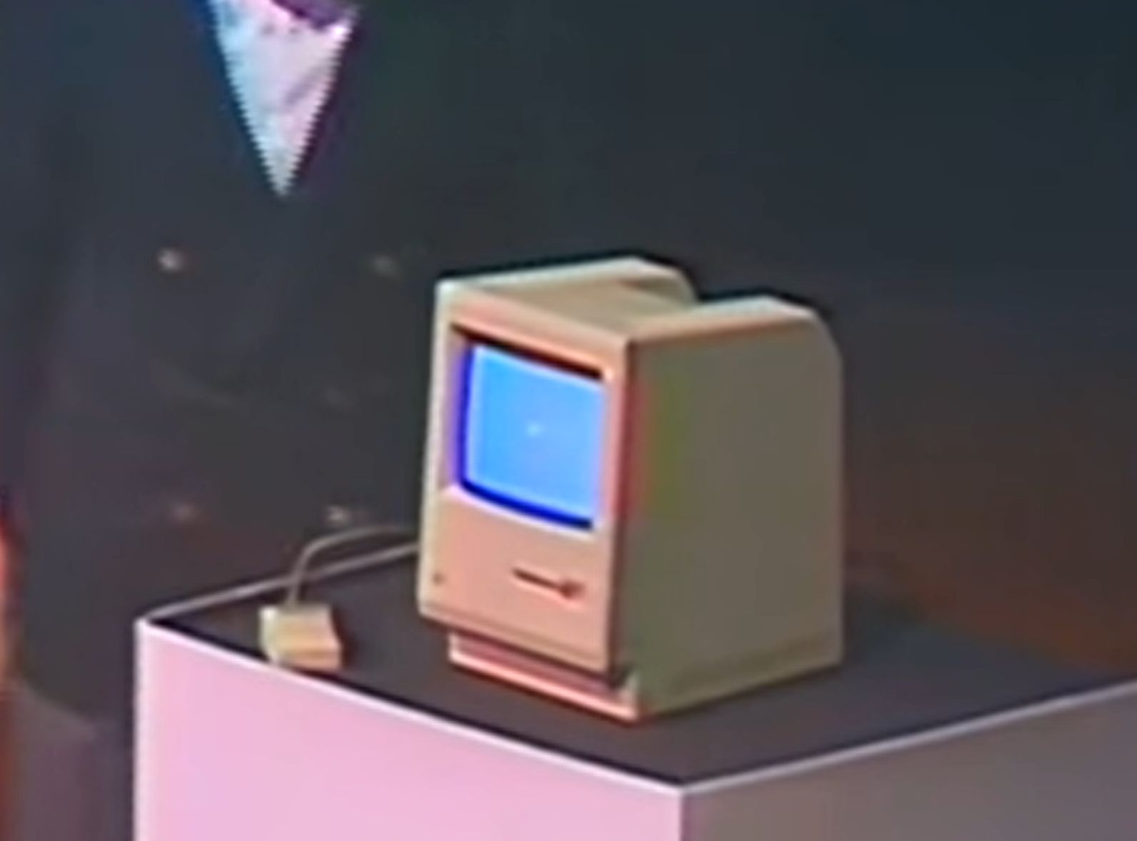Steve Jobs präsentiert Macintosh (Screenshot)