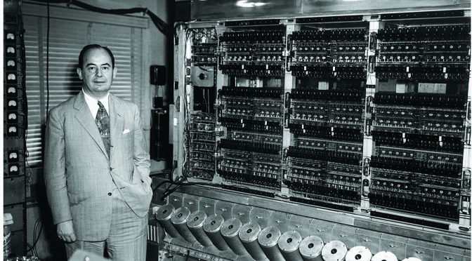John von Neumann vor seinem MANIAC (Foto via Wikimedia, public domain)