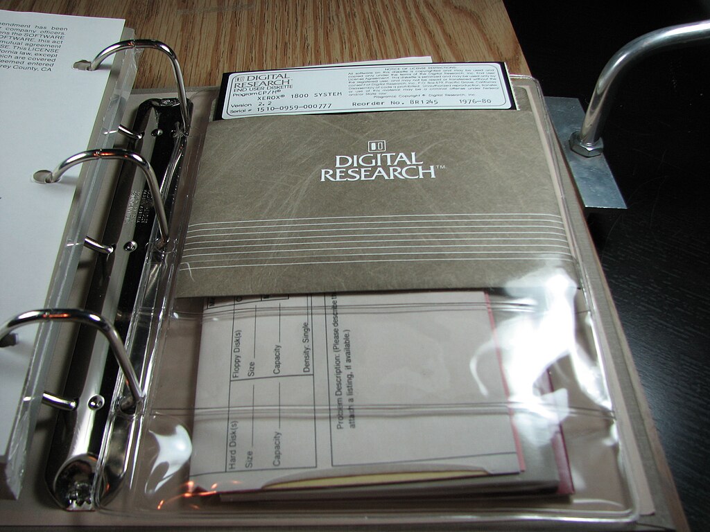 Diskettensatz des CP/M 2.2 (Foto via Wikimedia)