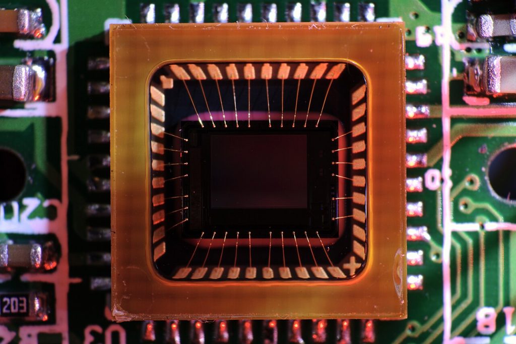 CCD-Sensor in einer Webcam (Bildnachweis siehe unten im Text)