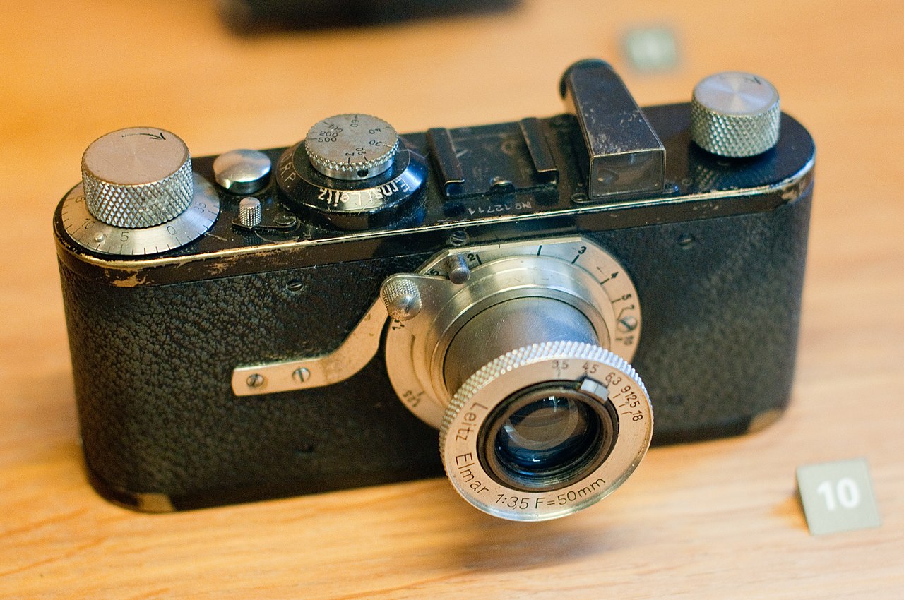 Die Leica I (A) gab den Formfaktor für Kleinbildkameras vor (Bildnachweis siehe unten im Text)
