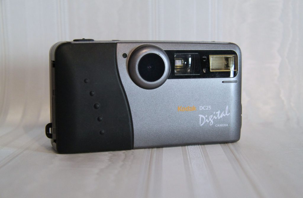 Kodak DC25, die erste Digitalkamera mit Flashcard-Slot (Bildnachweis siehe unten im Text)